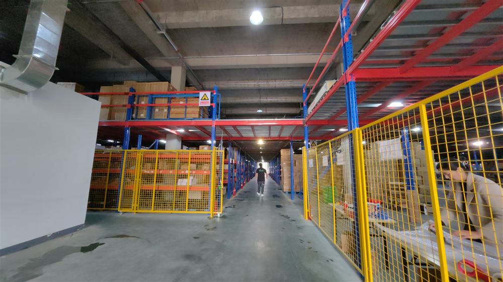 Pasillo de estanterías del almacén de repuestos diésel EPID