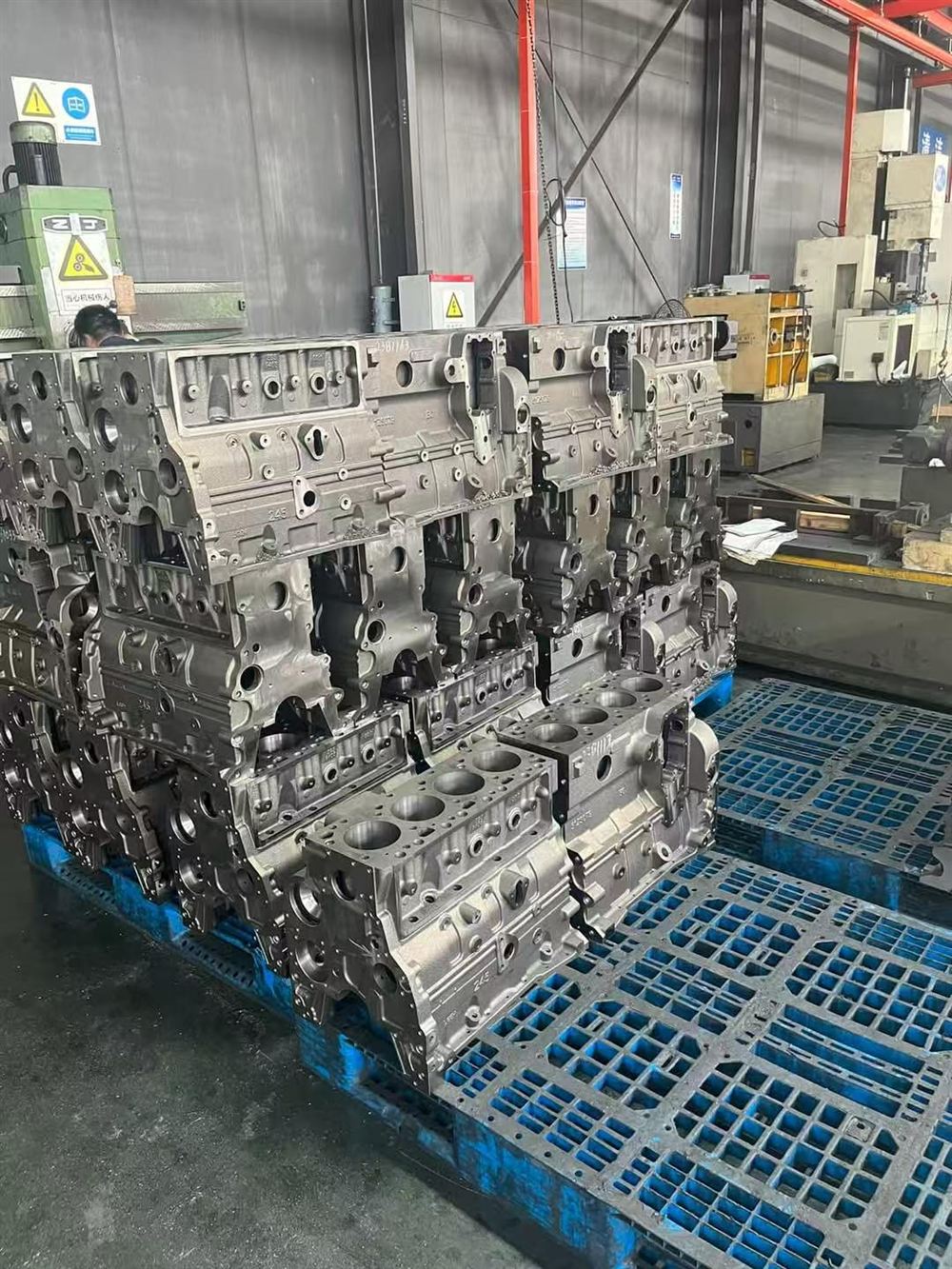 Engine cylinder blocks on pallets for export